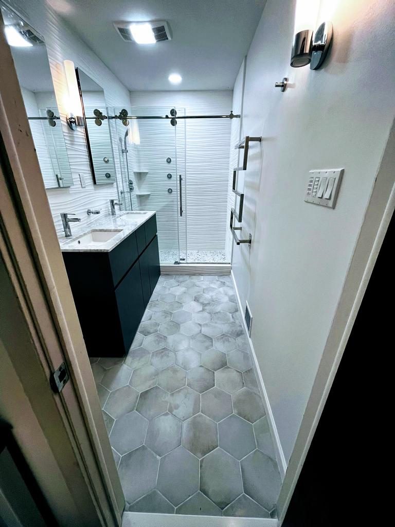 materiais e acabamentos modernos para banheiro remodelado