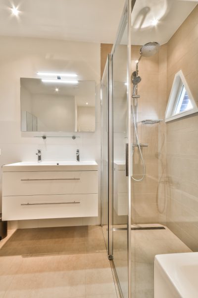 Instalação de piso e acabamentos banheiro Blue Bell piso porcelanato imitação madeira em banheiro renovado com gabinete flutuante
